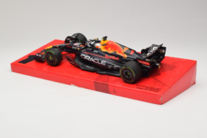 Red Bull RB18 #1 M. Verstappen Oracle Red Bull Racing Japanese Grand Prix Winner World Champion 2022 Minichamps 1:18 11322280 — снимка 5 от 7