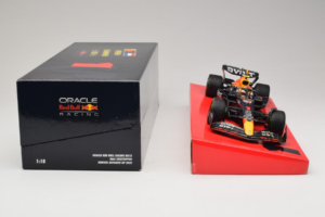 Red Bull RB18 #1 M. Verstappen Oracle Red Bull Racing Japanese Grand Prix Winner World Champion 2022 Minichamps 1:18 11322280 — снимка 6 от 7