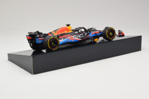 Red Bull RB19 #1 M. Verstappen Oracle Red Bull Racing United States Grand Prix Winner World Champion 2023 Minichamps 1:18 113 — снимка 3 от 7
