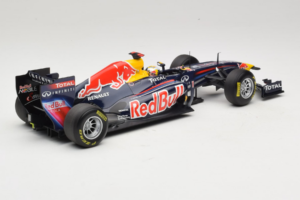 Red Bull RB7 Renault #1 S. Vettel Red Bull Racing World Champion 2011 Minichamps 1:18 110110001 Метал — снимка 2 от 6