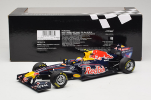 Red Bull RB7 Renault #2 M. Webber Red Bull Racing Showcar 2011 Minichamps 1:18 110110002 Метал — снимка 6 от 7