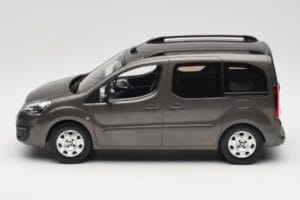 Renault Juvaquatre Break 300 kg Слонова Кост Norev 1:18 185260 Метал — снимка 3 от 6