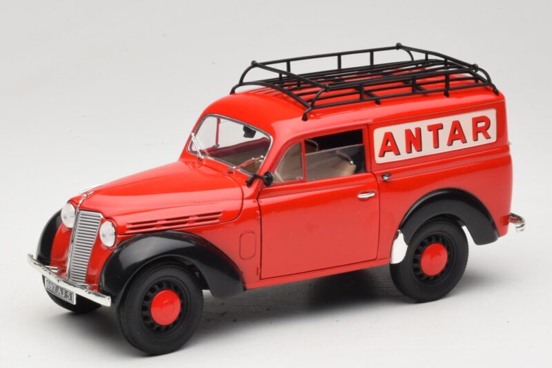 Renault Juvaquatre Utilitaire Червен Solido 1:18 8424 Метал