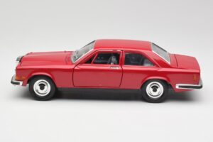 Rolls-Royce Camargue Червен Bburago 1:22 3001 Метал — снимка 4 от 8