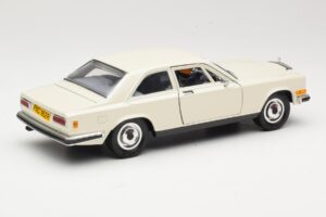 Rolls-Royce Camargue Бял Bburago 1:22 3001-M1 Метал — снимка 2 от 8
