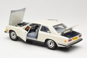 Rolls-Royce Camargue Бял Bburago 1:22 3001-M1 Метал — снимка 5 от 8