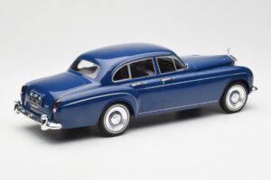 Rolls-Royce Silver Cloud III Flying Spur Mulliner RHD Тъмносин MCG 1:18 MCG18124 Метал — снимка 2 от 6