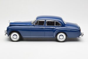 Rolls-Royce Silver Cloud III Flying Spur Mulliner RHD Тъмносин MCG 1:18 MCG18124 Метал — снимка 3 от 6