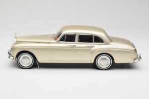Rolls-Royce Silver Cloud III Flying Spur H.J. Mulliner Златен MCG 1:18 MCG18058 Метал — снимка 3 от 6