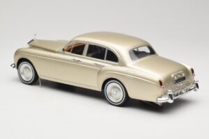 Rolls-Royce Silver Cloud III Flying Spur H.J. Mulliner Златен MCG 1:18 MCG18058 Метал — снимка 5 от 6