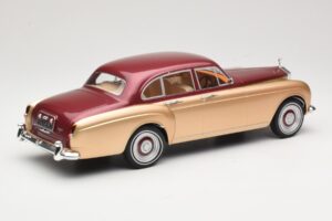 Rolls-Royce Silver Cloud III Flying Spur H.J. Mulliner Червен & Златен MCG 1:18 MCG18132 Метал — снимка 2 от 6