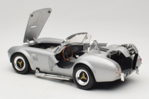 Shelby Cobra 427S/C Сребрист С Черни Ивици Road Signature 1:18 92058 Метал — снимка 5 от 8