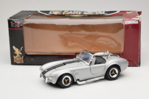 Shelby Cobra 427S/C Сребрист С Черни Ивици Road Signature 1:18 92058 Метал — снимка 8 от 8