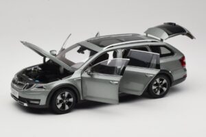 Skoda Octavia Mk4 Combi Зелен Paudi Model 1:18 ZMR000005GRU Метал — снимка 2 от 8