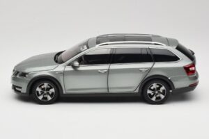 Skoda Octavia Mk4 Combi Зелен Paudi Model 1:18 ZMR000005GRU Метал — снимка 4 от 8
