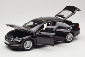 Skoda Superb Mk3 Черен Paudi Model 1:18 ZSS000006BLA Метал — снимка 2 от 8