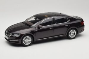 Skoda Superb Mk3 Черен Paudi Model 1:18 ZSS000006BLA Метал