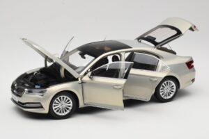 Skoda Superb Mk3 Златен Paudi Model 1:18 ZSS000006GOLD Метал — снимка 2 от 8