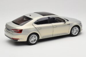 Skoda Superb Mk3 Златен Paudi Model 1:18 ZSS000006GOLD Метал — снимка 3 от 8