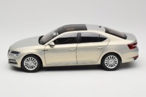 Skoda Superb Mk3 Златен Paudi Model 1:18 ZSS000006GOLD Метал — снимка 4 от 8