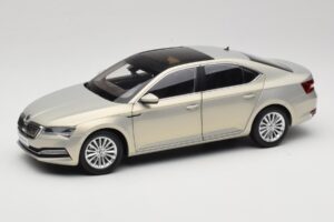 Skoda Superb Mk3 Златен Paudi Model 1:18 ZSS000006GOLD Метал