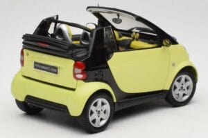 Smart Fortwo 450 Cabrio Жълт Minichamps 1:18 0012889V001C49Q00 Метал — снимка 3 от 8