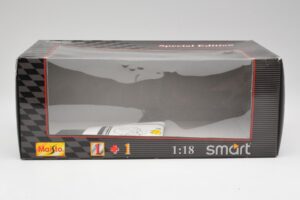Smart Fortwo Черен & Бял Maisto 1:18 56045 Метал — снимка 3 от 3