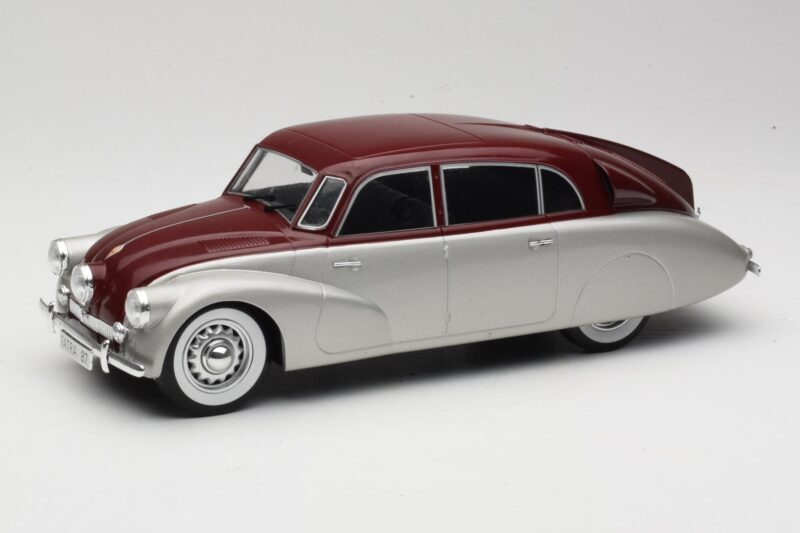 Tatra 87 Сребрист & Тъмночервен MCG 1:18 MCG18067 Метал