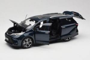 Toyota Granvia Тъмно Синьо OEM 1:18 FCL22GR803 Метал — снимка 2 от 8