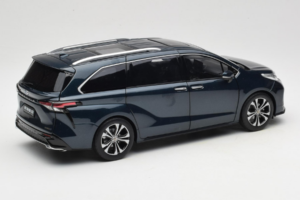 Toyota Granvia Тъмно Синьо OEM 1:18 FCL22GR803 Метал — снимка 3 от 8
