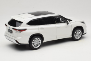 Toyota Highlander XU70 Бял OEM 1:18 26071-2011 Метал — снимка 3 от 8