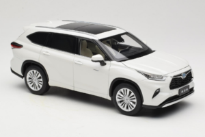 Toyota Highlander XU70 Бял OEM 1:18 26071-2011 Метал — снимка 6 от 8