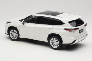 Toyota Highlander XU70 Бял OEM 1:18 26071-2011 Метал — снимка 7 от 8