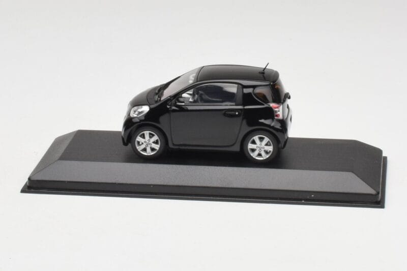 Toyota iQ Черен Mica Minichamps 1:43 403166803 Метал