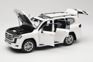 Toyota Land Cruiser J300 ZX Бял LCD 1:18 LCD18013-ZX-WH Метал — снимка 2 от 8