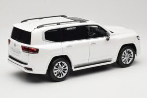 Toyota Land Cruiser J300 ZX Бял LCD 1:18 LCD18013-ZX-WH Метал — снимка 3 от 8
