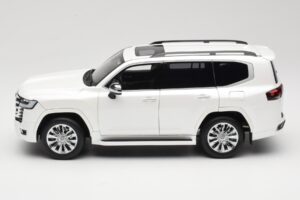 Toyota Land Cruiser J300 ZX Бял LCD 1:18 LCD18013-ZX-WH Метал — снимка 4 от 8