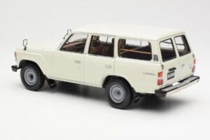 Toyota Land Cruiser J60 Бял Kyosho 1:18 08956W Метал — снимка 7 от 8