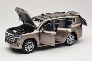 Toyota Land Cruiser LC300 ZX Златист LCD 1:18 LCD18013-ZX-GO Метал — снимка 2 от 8