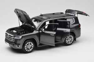 Toyota Land Cruiser LC300 ZX Сив LCD 1:18 LCD18013-ZX-GR Метал — снимка 2 от 8