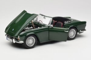 Triumph TR4 British Racing Green Revell 1:18 08827-T1 Метал — снимка 2 от 8