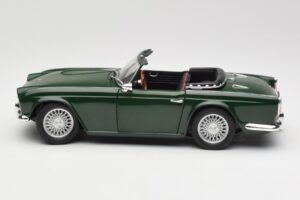 Triumph TR4 British Racing Green Revell 1:18 08827-T1 Метал — снимка 4 от 8