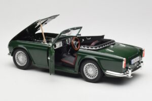 Triumph TR4 British Racing Green Revell 1:18 08827-T1 Метал — снимка 5 от 8