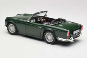 Triumph TR4 British Racing Green Revell 1:18 08827-T1 Метал — снимка 7 от 8