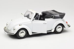 Volkswagen 1302 LS Кабриолет Бял Revell 1:18 08415 Метал — снимка 2 от 8