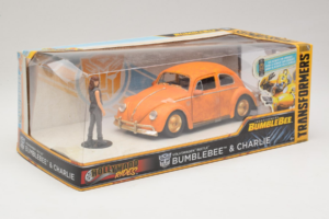 Volkswagen Beetle Bumblebee Transformers With Figure Metals Diecast 1:24 30114 Метал — снимка 2 от 3