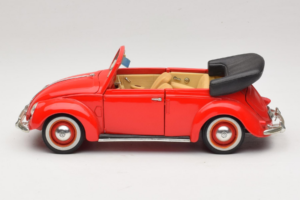 Volkswagen Beetle Кабриолет Червен Maisto 1:18 56010 Метал — снимка 4 от 8