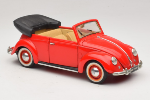 Volkswagen Beetle Кабриолет Червен Maisto 1:18 56010 Метал — снимка 6 от 8
