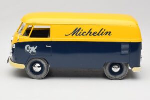 Volkswagen T1 Combi Michelin Черен & Жълт Solido 1:18 9406 Метал — снимка 4 от 8