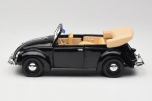 Volkswagen Бръмбар Кабриолет Черен Maisto 1:18 37800-M6 Метал — снимка 4 от 8